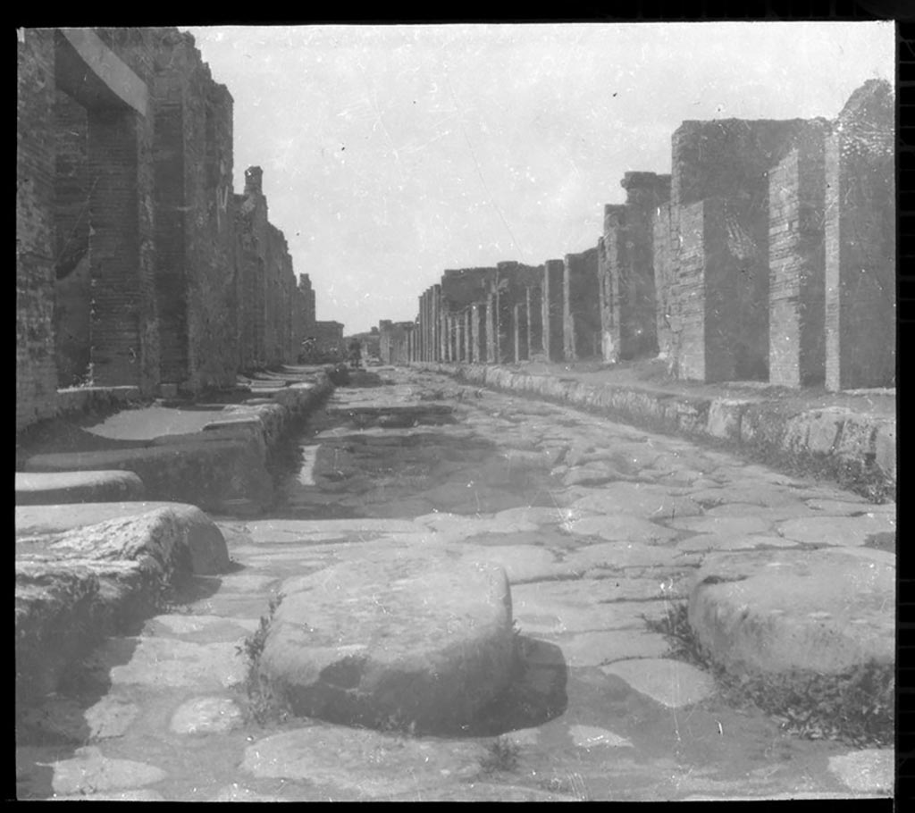 Via di Nola, Pompeii. Photo by B. M. Blackwood.
Looking west near junction with vicolo between IX.8 and IX.5, on left, and V.2, on right.
Used with the permission of the Institute of Archaeology, University of Oxford. File name blackwood 014. Resource ID. 24606.
See photo on University of Oxford HEIR database