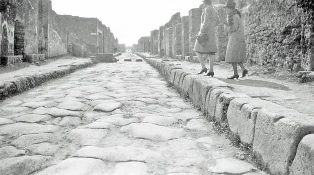 Via di Nola, Pompeii, 1933. Looking west from near IX.8.3, on left. Photo courtesy of Peter Woods.