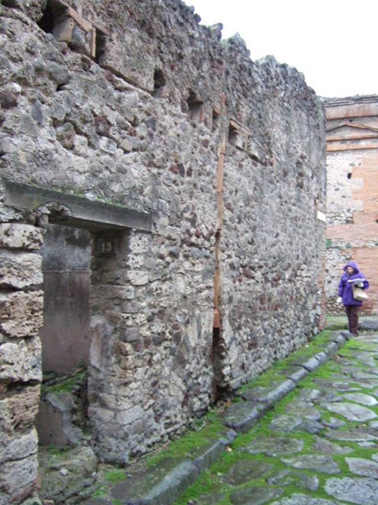 Vicolo degli Scheletri, south side. December 2005. Looking west to crossroads with Vicolo di Eumachia, from VII.13.19.