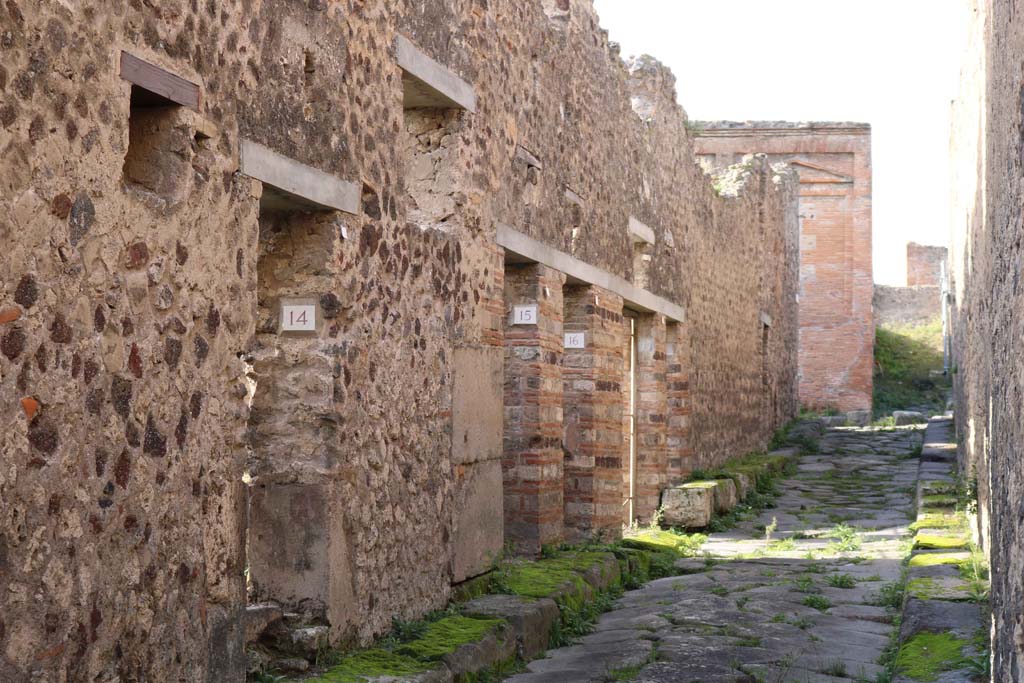 Vicolo degli Scheletri, south side on VII.13. December 2018. Looking west between VII.13 and VII.10. Photo courtesy of Aude Durand.