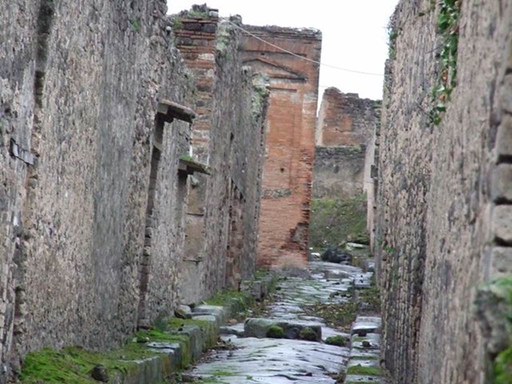 Vicolo degli Scheletri between VII.13 and VII.10. December 2005. Looking west. 

