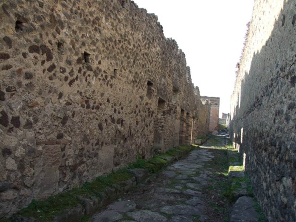 Vicolo degli Scheletri between VII.13 and VII.10. December 2007. Looking west. 