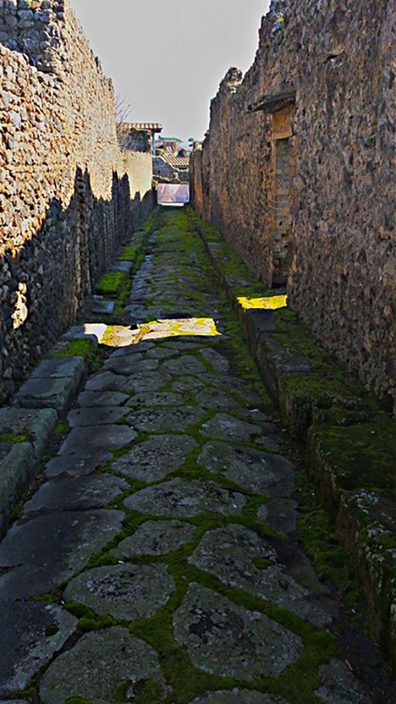 Vicolo degli Scheletri between VII.11 and VII.14. 2015/2016.
Looking east. Photo courtesy of Giuseppe Ciaramella.