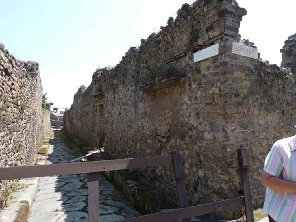 Vicolo degli Scheletri, south side, May 2010. Looking east between VII.11 and VII.14 from junction with Vicolo della Maschera.