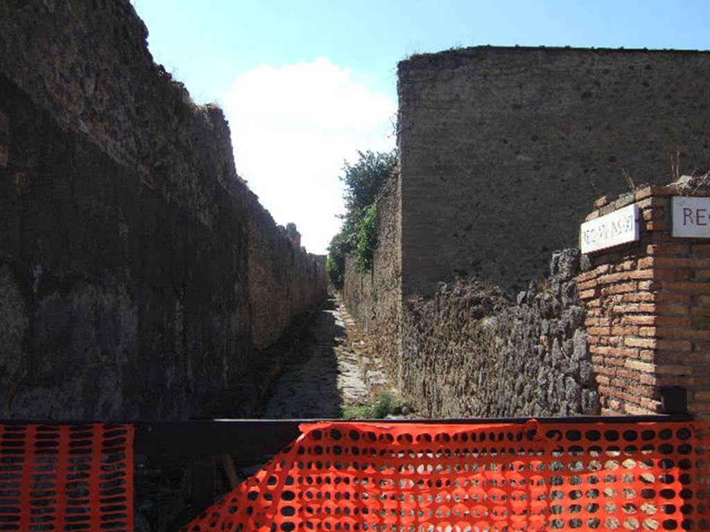 Vicolo degli Scheletri. September 2005. Looking west from Vicolo del Lupanare.