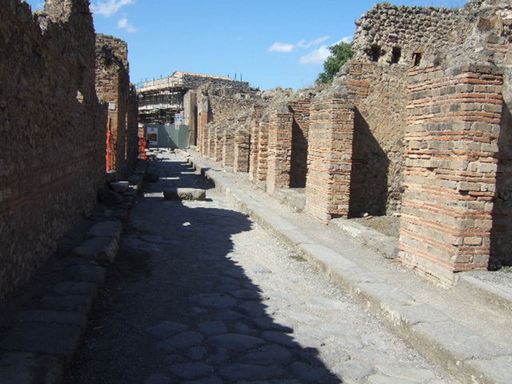 Vicolo del Lupanare between VII.14 and VII.1. September 2005. Looking north to the junction with Vicolo degli Scheletri.
