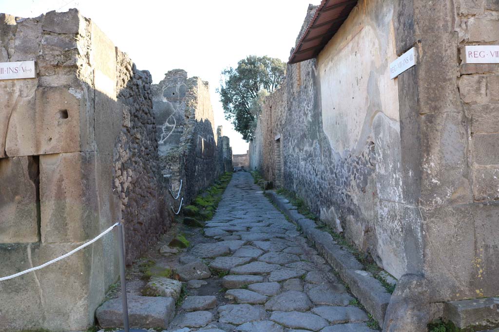 Vicolo dei Dodici Dei, Pompeii. December 2018. Looking south between VIII.5, on left, and VIII.3, on right. Photo courtesy of Aude Durand.