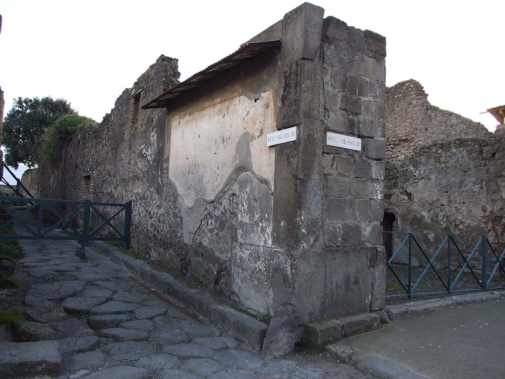 Vicolo dei Dodici Dei between VIII.5 and VIII.3, west side with remains of painted street shrine. December 2006.
Looking south from Via Dell’Abbondanza.