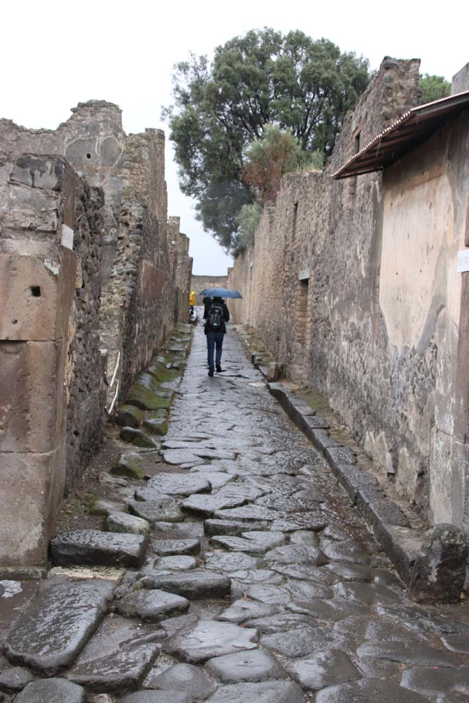Vicolo dei 12 Dei, Pompeii. October 2020. Looking south from junction with Via dell’Abbondanza.
Photo courtesy of Klaus Heese.