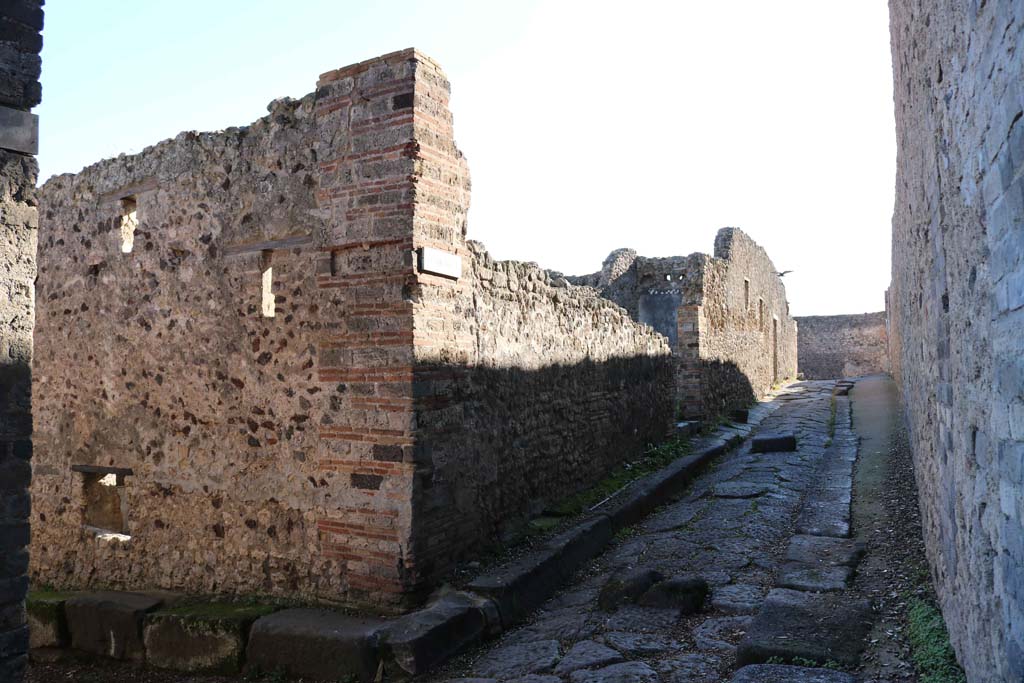 Vicolo dei Dodici Dei, Pompeii. December 2018.
Looking south along VIII.6, on east side of Vicolo dei Dodici Dei. Photo courtesy of Aude Durand.