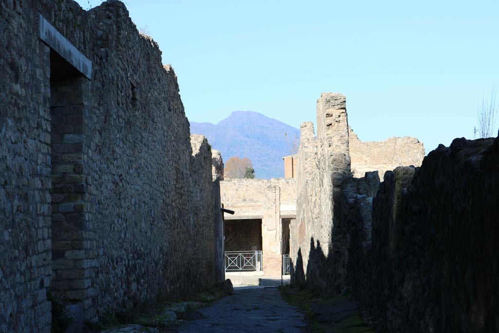 Vicolo dei dodici Dei, Pompeii. December 2018.
Looking north between VIII.3 and VIII.5 towards Via dell’Abbondanza. Photo courtesy of Aude Durand.