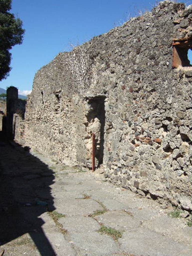 Vicolo dei 12 Dei. East side. Looking north from VIII.6.11. September 2005.