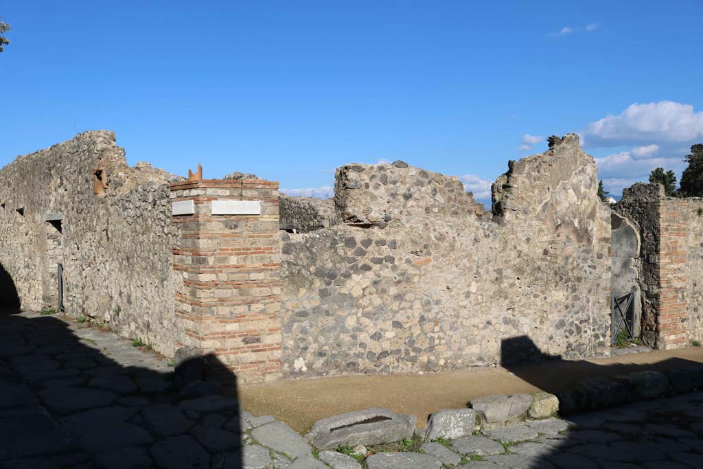 Vicolo dei Dodici Dei, on left, Pompeii. December 2018.
Looking north towards junction with Vicolo della Regina, lower right. Photo courtesy of Aude Durand.