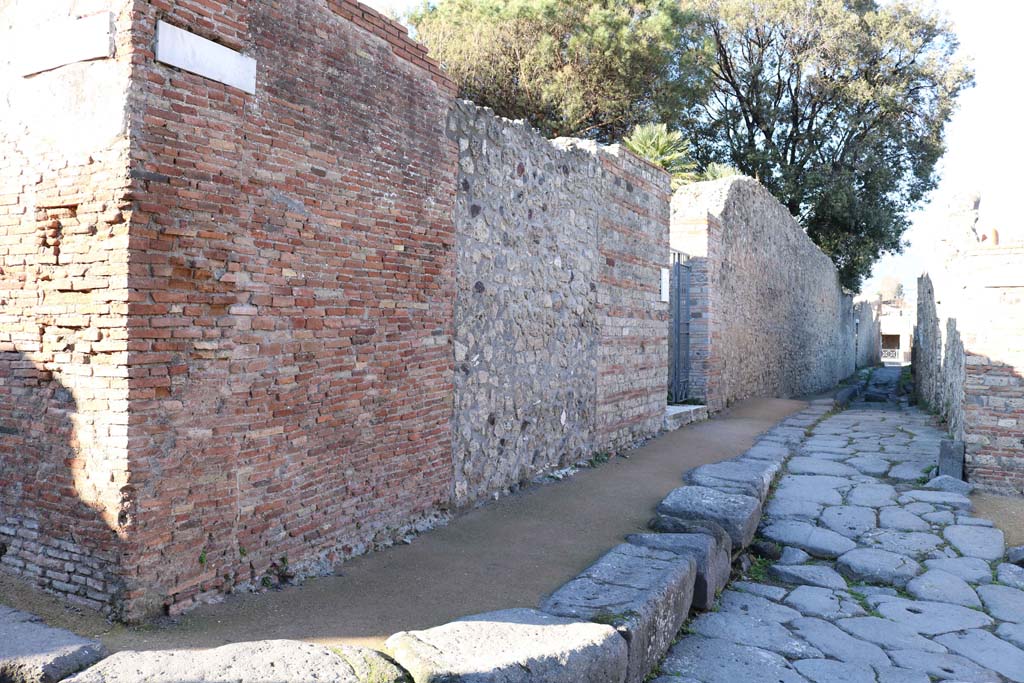 Vicolo dei Dodici Dei, (west side) on right, Pompeii. December 2018.
Looking north from junction with Vicolo della Regina, lower left and right. Photo courtesy of Aude Durand.