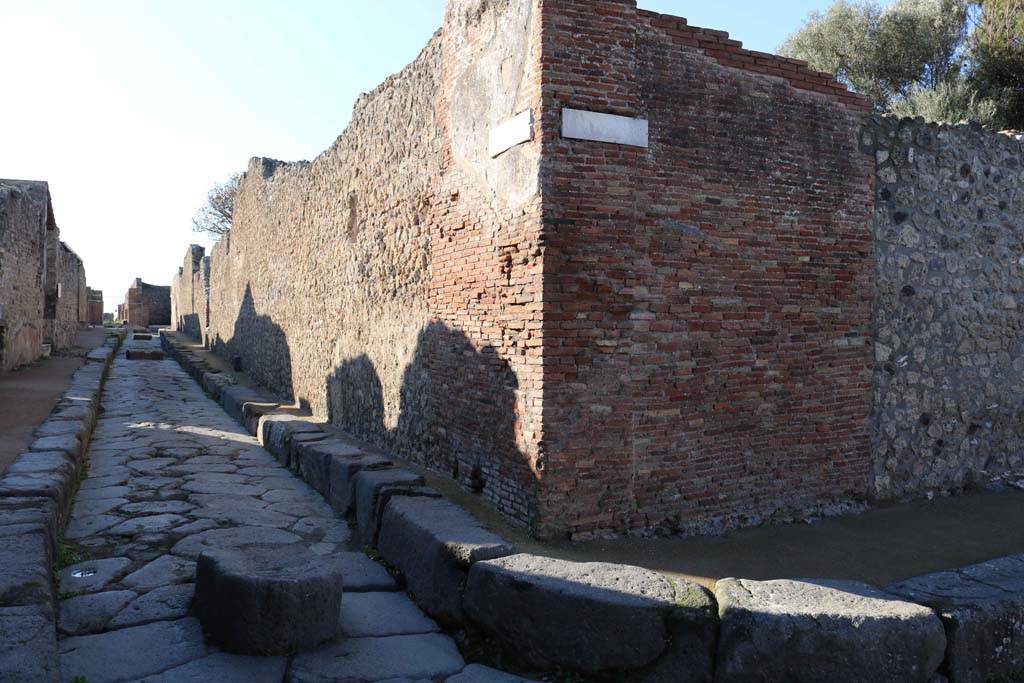 Vicolo dei Dodici Dei, Pompeii, on right. December 2018.
Looking west along Vicolo della Regina, between VIII.2 and VIII.3, from junction. Photo courtesy of Aude Durand.