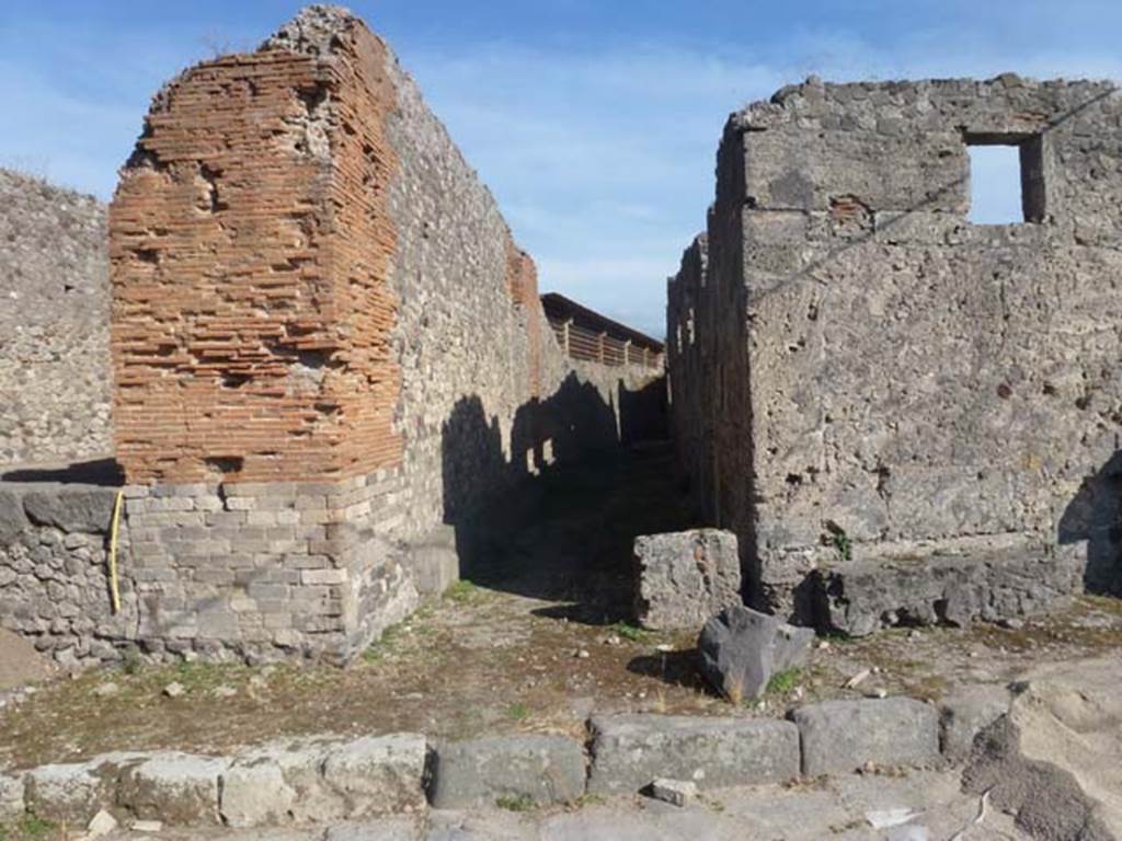 VII.7.23 Pompeii. June 2012. Small alley or vicolo on south side of Vicolo dei Soprastanti, leading to VII.7.23, looking south