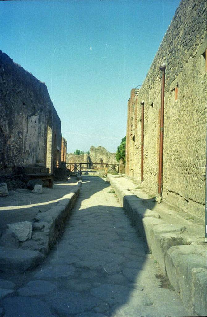 Vicolo dei Soprastanti, July 2011. Looking west between VII.8 and VII.5. hoto courtesy of Rick Bauer.