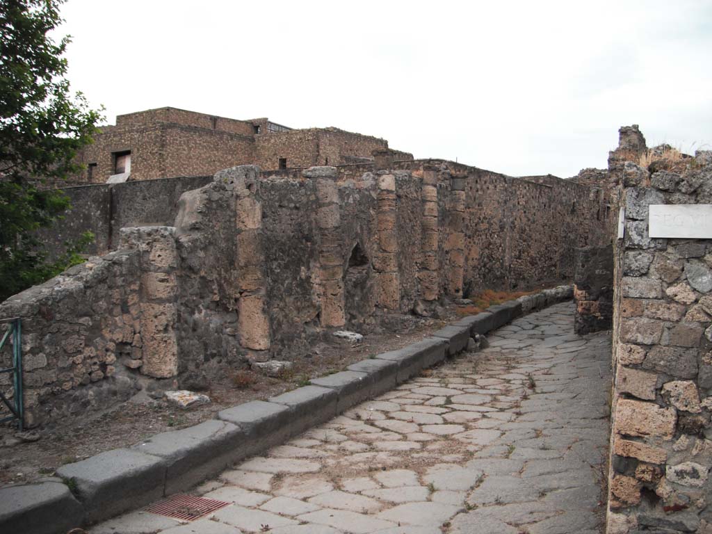 Vicolo dei Soprastanti, Pompeii. June 2012.
Looking east between VII.16, on left, and VII.15, on right, from junction with Vicolo del Gigante. Photo courtesy of Ivo van der Graaff.