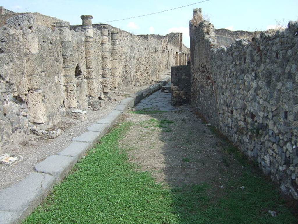 Vicolo dei Soprastanti, September 2005. Looking east between VII.16 and VII.15, from junction with Vicolo del Gigante.