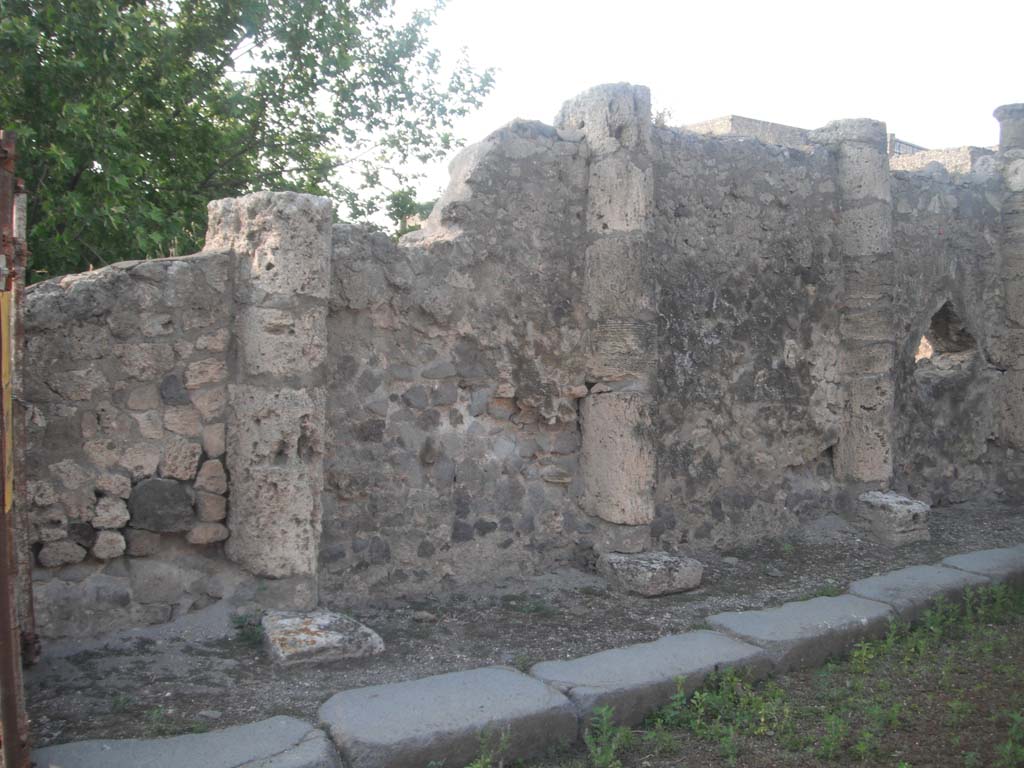 Vicolo dei Soprastanti, north side, Pompeii. May 2011. Looking east along wall from VII.16. Photo courtesy of Ivo van der Graaff.