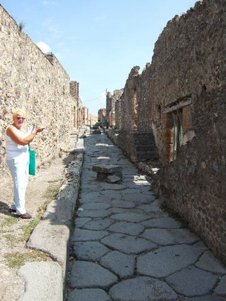 Vicolo dei Soprastanti, September 2005. Looking east between VII.16 and VII.15, from near VII.15.16.