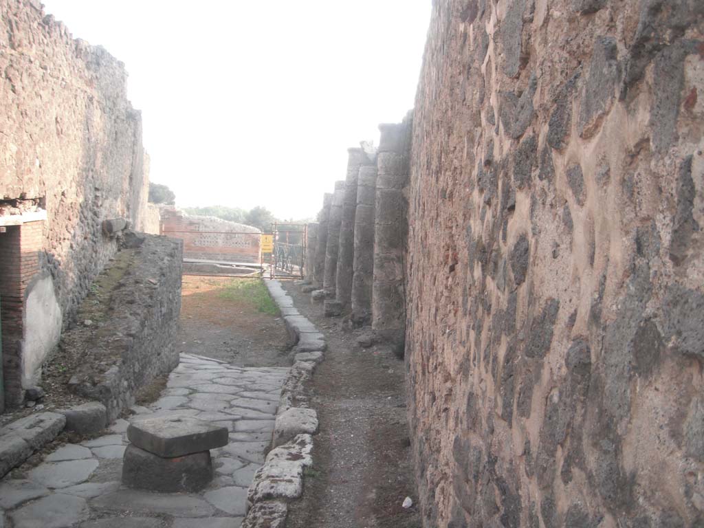Vicolo dei Soprastanti, Pompeii. May 2011.
Looking west between VII.15 and VII.16, with ramp outside VII.15.16, on left. Photo courtesy of Ivo van der Graaff.