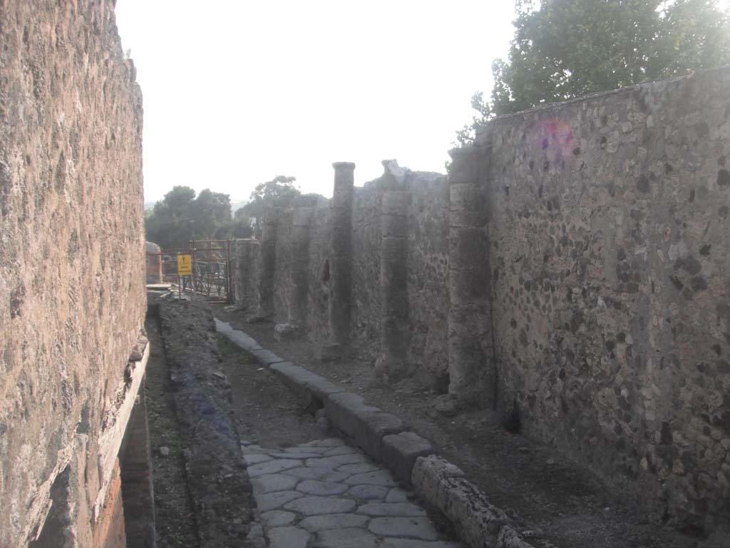 Vicolo dei Soprastanti, Pompeii. May 2011.
Looking west between VII.15 and VII.16, from ramp outside VII.15.16, on left. Photo courtesy of Ivo van der Graaff.