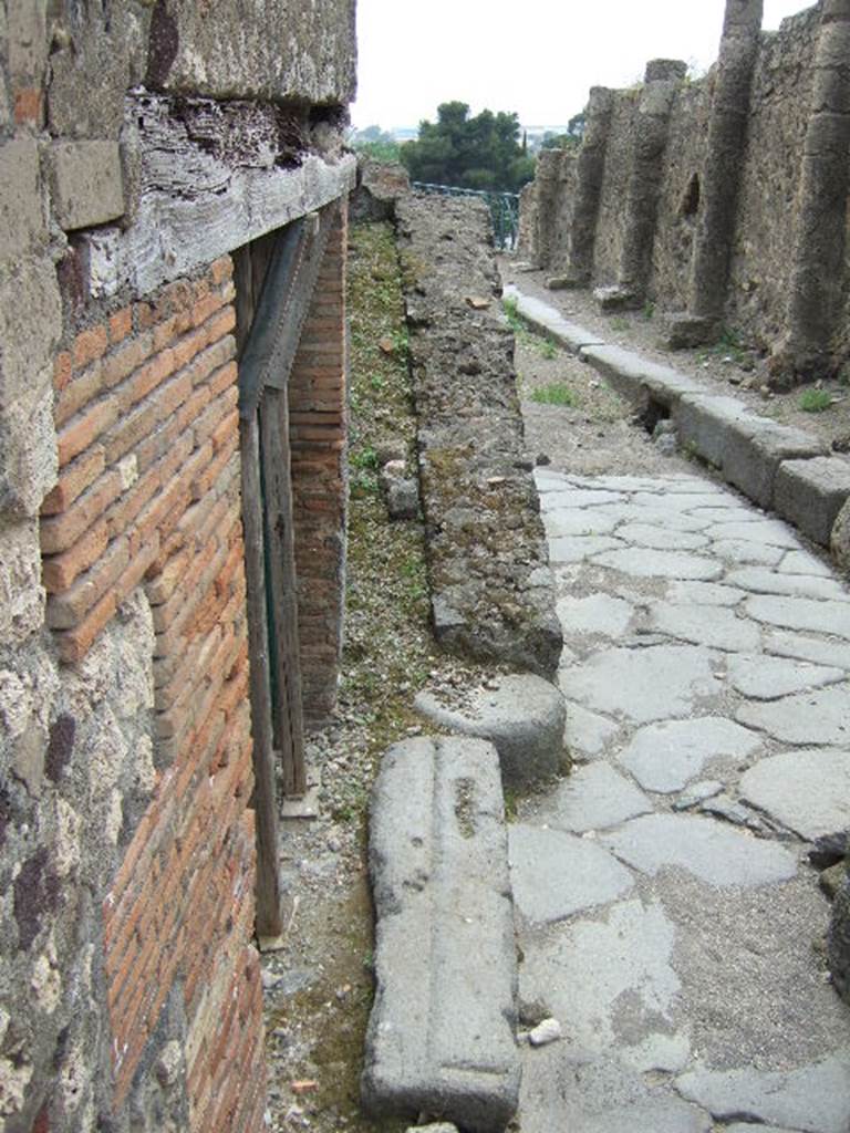 Vicolo dei Soprastanti, May 2006. May 2006. Looking west between VII.15 and VII.16, from ramp outside VII.15.16.