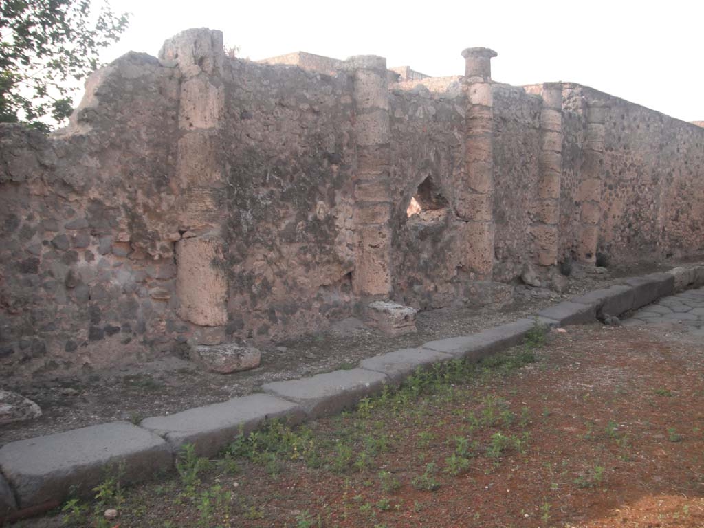 Vicolo dei Soprastanti, north side, Pompeii. May 2011.
Looking east along wall of VII.16, between VII.16.16 and VII.16.17. Photo courtesy of Ivo van der Graaff.