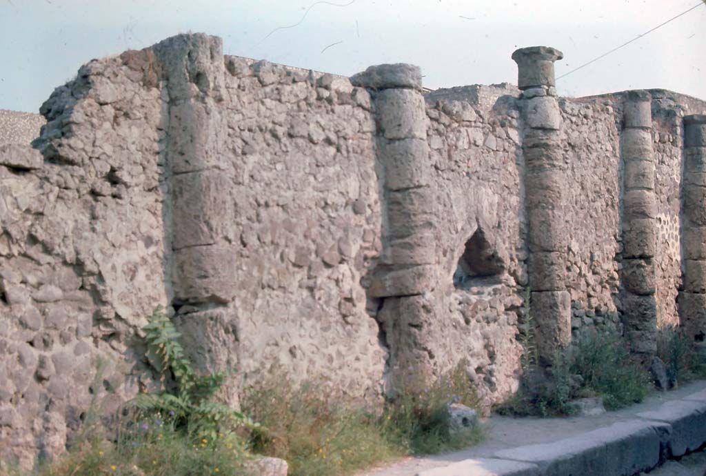 Vicolo dei Soprastanti, north side, Pompeii. 8th August 1976. Looking towards VII.16, between VII.16.16 and VII.16.17.
Photo courtesy of Rick Bauer, from Dr George Fay’s slides collection.