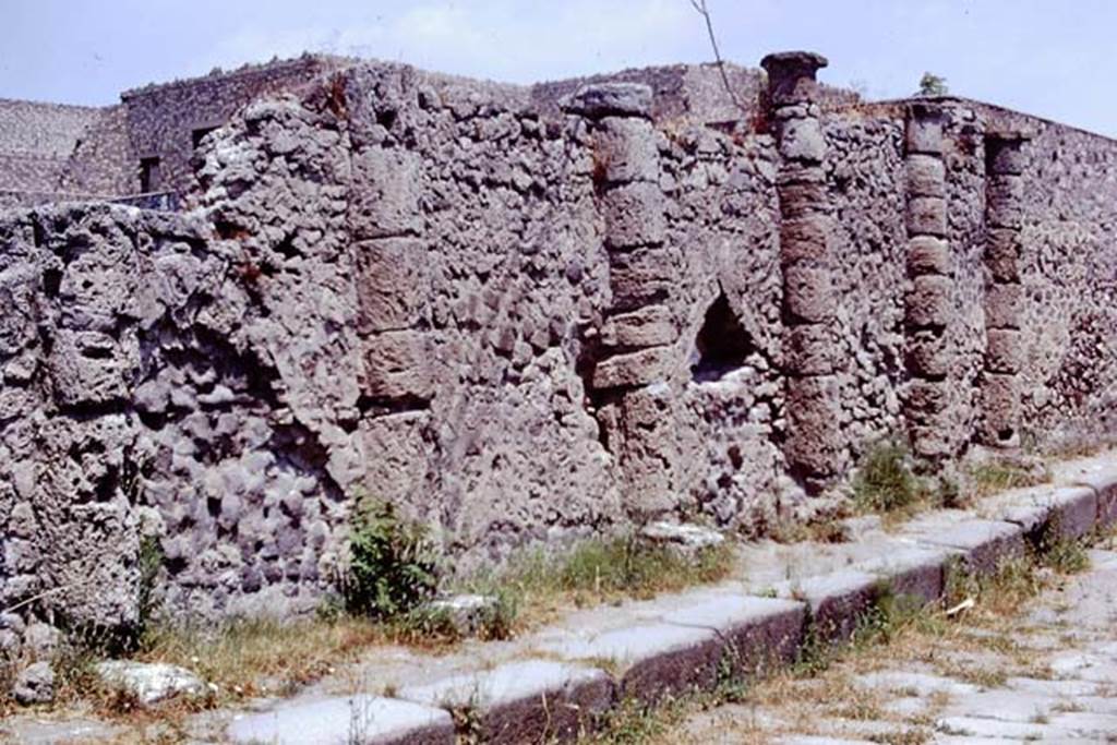 Vicolo dei Soprastanti, north side, Pompeii, 1973. Looking towards wall between VII.16.16/17.Photo by Stanley A. Jashemski.
Source: The Wilhelmina and Stanley A. Jashemski archive in the University of Maryland Library, Special Collections (See collection page) and made available under the Creative Commons Attribution-Non Commercial License v.4. See Licence and use details.
J73f0195