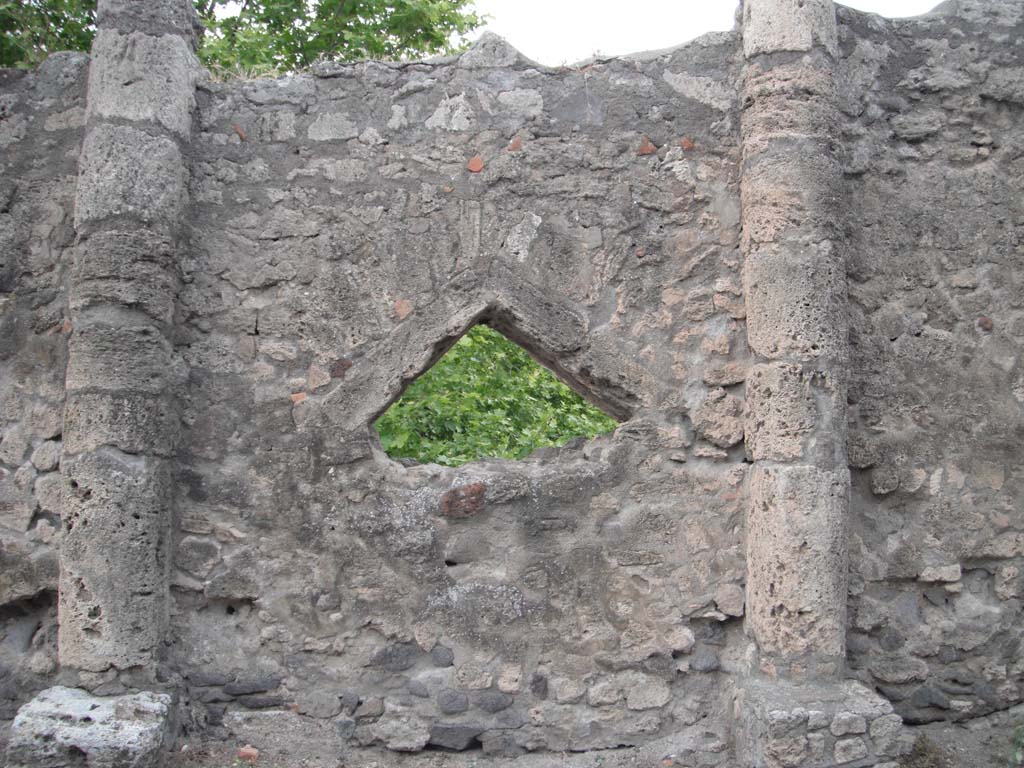 Vicolo dei Soprastanti, north side, Pompeii. June 2012. Looking north. Photo courtesy of Ivo van der Graaff.