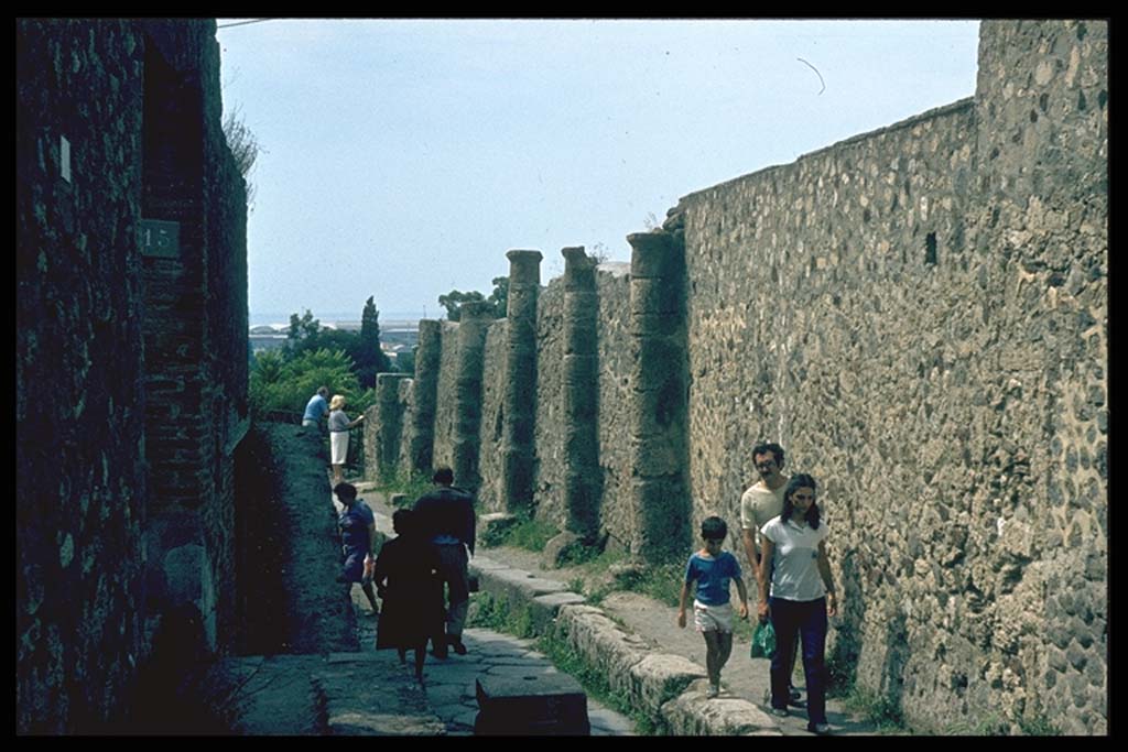 Vicolo dei Soprastanti between VII.15 and VII.16. Looking west from VII.15.15.
Photographed 1970-79 by Günther Einhorn, picture courtesy of his son Ralf Einhorn.