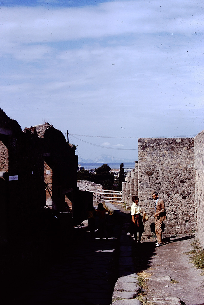 Vicolo dei Soprastanti, Pompeii, between VII.15 and VII.16. 1972.
Looking west. Photo by Stanley A. Jashemski.
Source: The Wilhelmina and Stanley A. Jashemski archive in the University of Maryland Library, Special Collections (See collection page) and made available under the Creative Commons Attribution-Non Commercial License v.4. See Licence and use details.
J72f0225