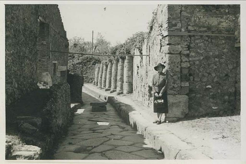 Vicolo dei Soprastanti between VII.15 and VII.16. March 1939 during a stop on a world cruise on SS Carinthia. Looking west from near VII.16.17, on right. Photo courtesy of Rick Bauer.