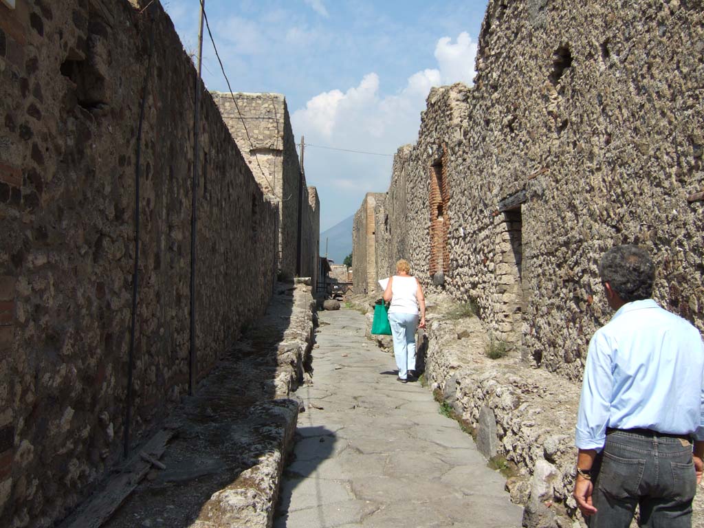 Vicolo del Farmacista, between VII.16 and VII.6. September 2005. Looking north from junction with Vicolo dei Soprastanti.