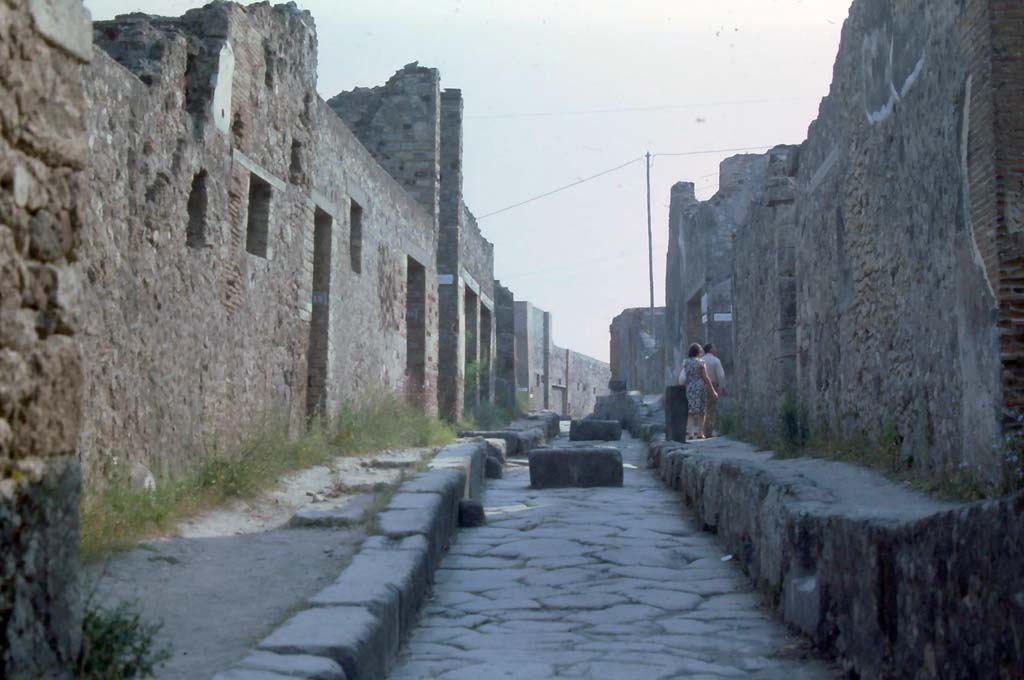 Vicolo dei Soprastanti, Pompeii. August 1976. Looking east, VII.16.16/17 on left followed by junction with Vicolo del Farmacists.
VII.15.12, followed by VII.15.11 and Vicolo del Gallo, on right. Photo courtesy of Rick Bauer, from Dr George Fay’s slides collection.