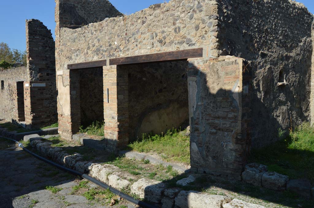 Vicolo dei Soprastanti, north side, Pompeii. October 2017.
Looking north-west towards doorways of VII.6.35 and 34, followed by junction with Vicolo del Farmacista.
Foto Taylor Lauritsen, ERC Grant 681269 DÉCOR.