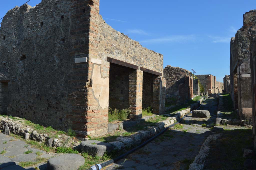 Vicolo dei Soprastanti, Pompeii. October 2017.
Looking east from junction with Vicolo del Farmacista, on left, with Vicolo del Gallo, on right.
Foto Taylor Lauritsen, ERC Grant 681269 DÉCOR.