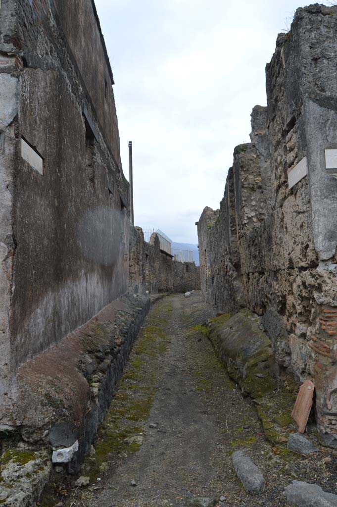 Vicolo del Gallo between VII.7 and VII.15, Pompeii. March 2018.
Looking south from junction with Vicolo dei Soprastanti.
Foto Taylor Lauritsen, ERC Grant 681269 DÉCOR.