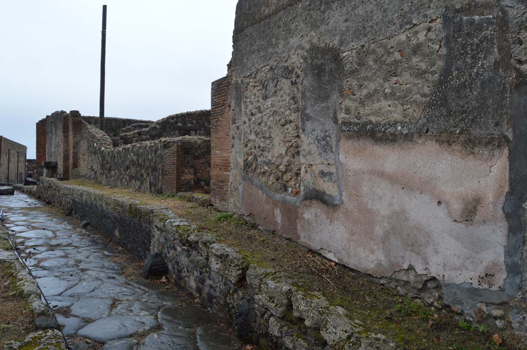 Vicolo dei Soprastanti, south side, Pompeii. March 2018.
Looking east along exterior front façade between VII.7.19, in centre and VII.7.18, on right.
Foto Taylor Lauritsen, ERC Grant 681269 DÉCOR.