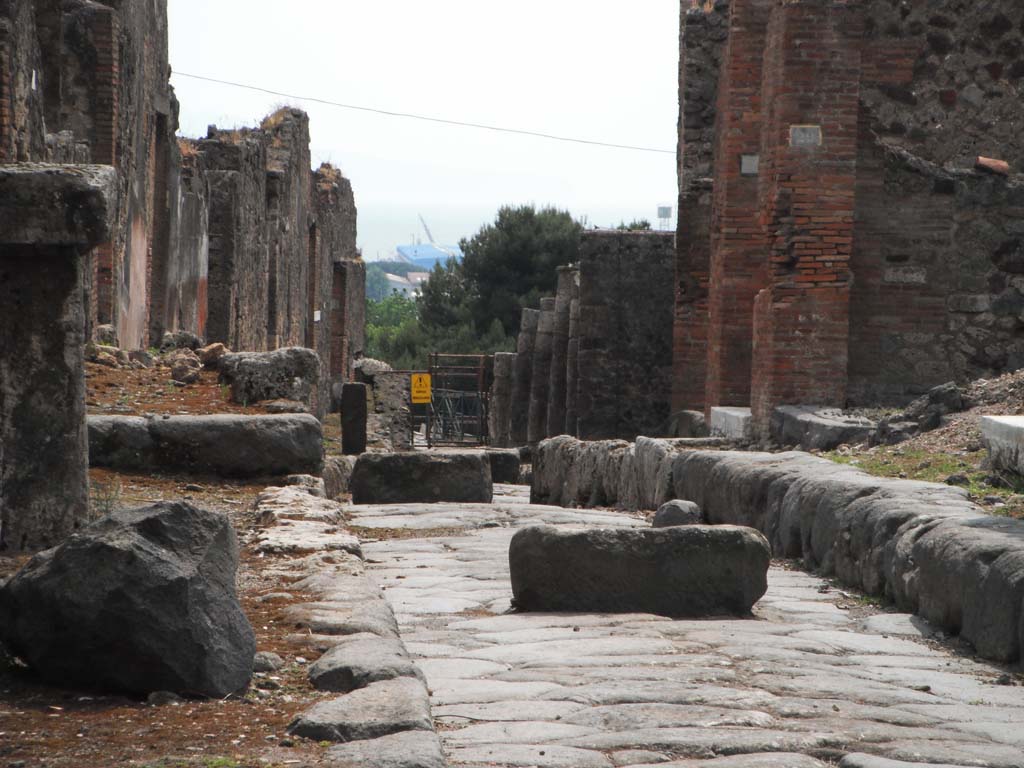 Vicolo dei Soprastanti, Pompeii. May 2011.
Looking west from near VII.6.28 with white threshold, on right. Photo courtesy of Ivo van der Graaff.