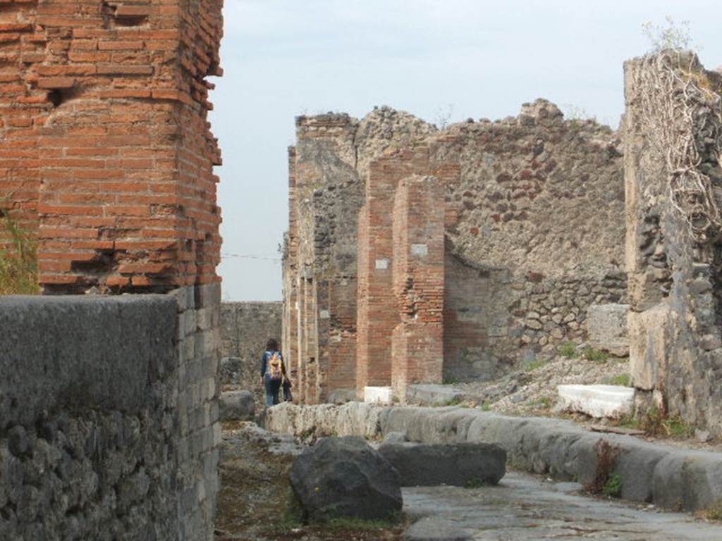 Vicolo dei Soprastanti, north side, May 2005. Looking west from near VII.6.28 with white threshold, on right.