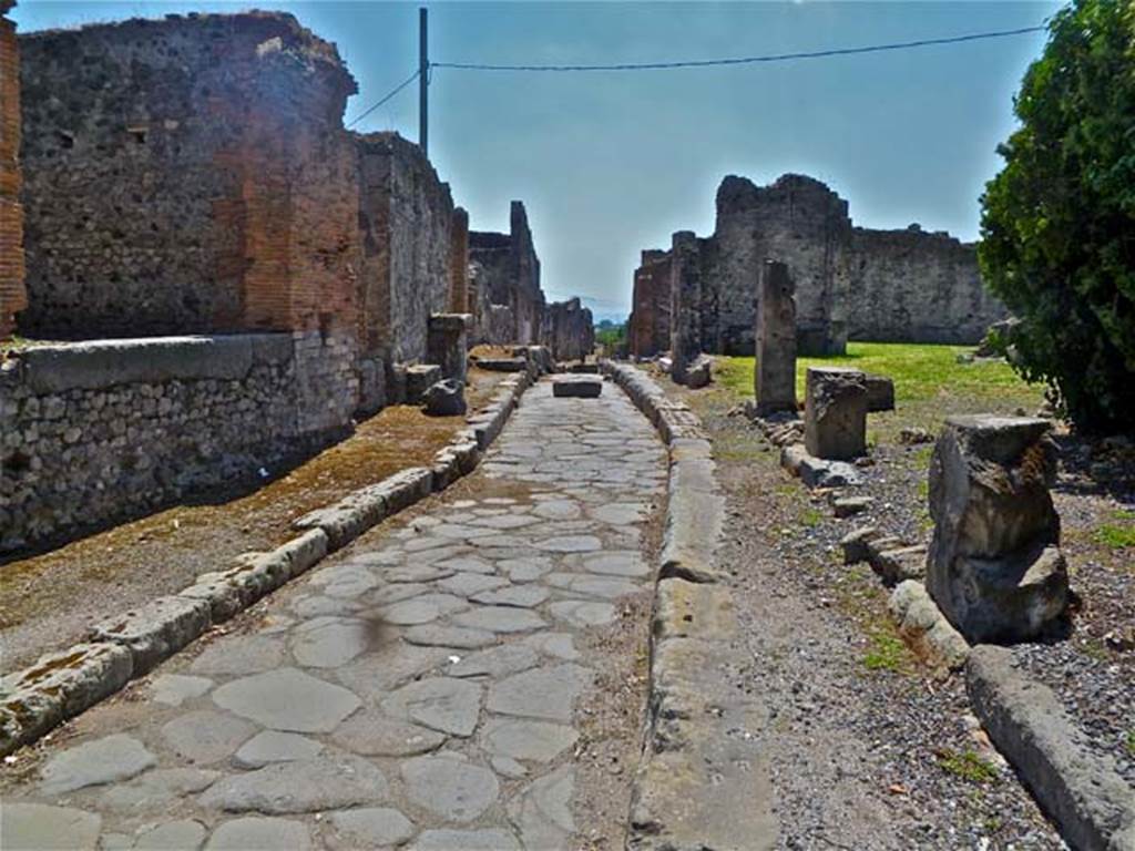 Vicolo dei Soprastanti, May 2011. Looking west between VII.7 and VII.6, from VII.6.24.
Photo courtesy of Michael Binns.