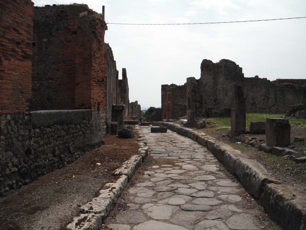 Vicolo dei Soprastanti, Pompeii. May 2011.
Looking west between VII.7, on left, and VII.6, on right. Photo courtesy of Ivo van der Graaff.