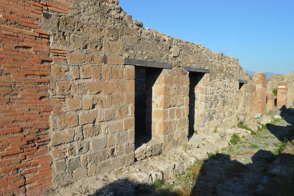 Vicolo del Balcone Pensile, north side, Pompeii. October 2017.
Looking east from VII.9.41 and VII.9.40 on Vicolo del Balcone Pensile towards junction with Vicolo di Eumachia, on right.
Foto Taylor Lauritsen, ERC Grant 681269 DÉCOR