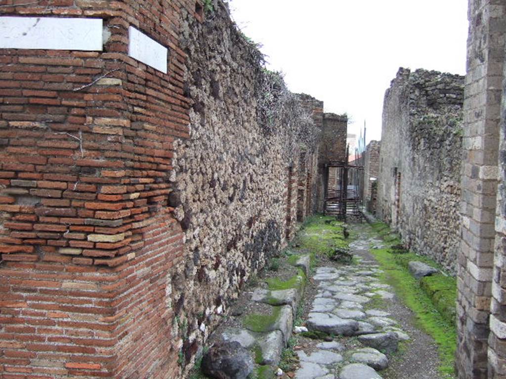 Vicolo del Balcone Pensile between VII.12 and VII.10. Looking east from junction with Vicolo di Eumachia. December 2005.