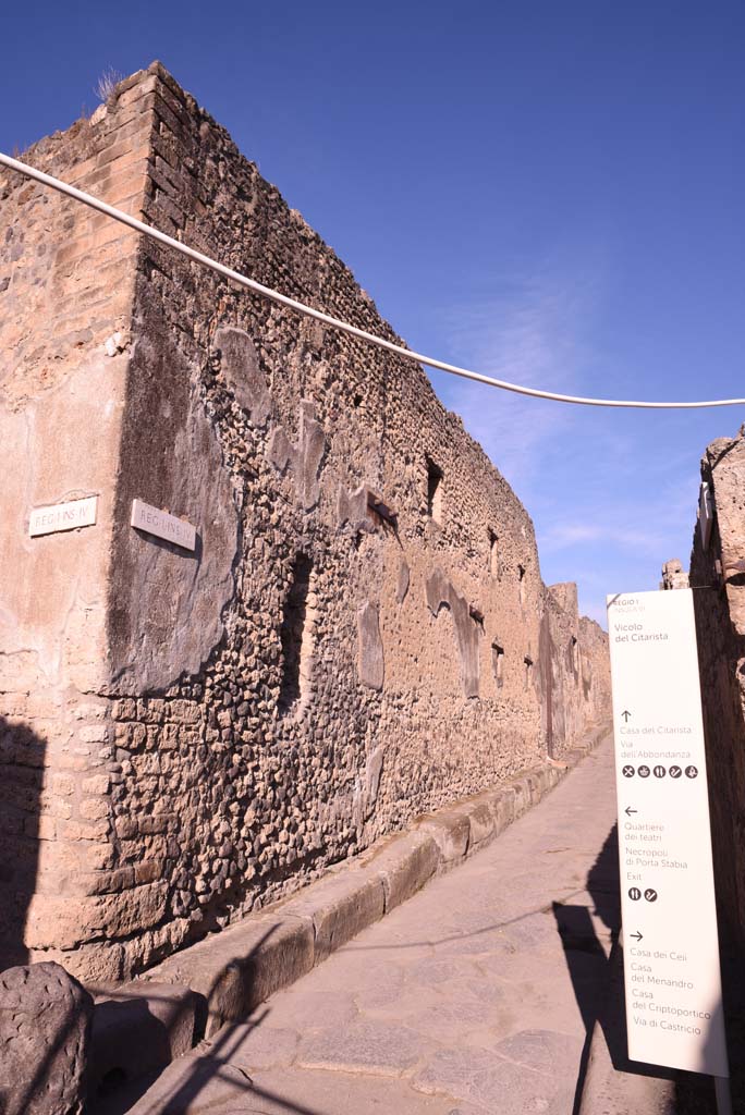 Vicolo del Citarista, west side, Pompeii. October 2019.
Looking north from junction with Vicolo del Menandro.
Foto Tobias Busen, ERC Grant 681269 DÉCOR.