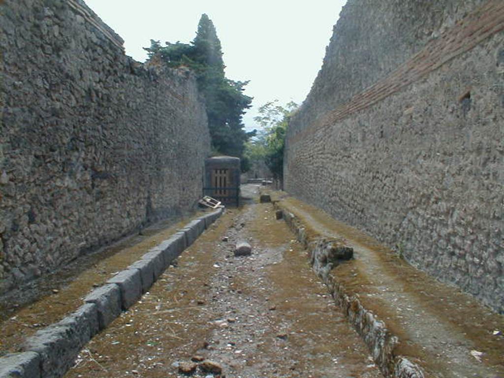 I.10 Pompeii. May 2005. Vicolo del Citarista looking south. Side wall of I.3.24