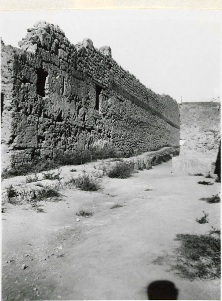 Vicolo del Citarista, west side. Looking north along east exterior side of insula I.3, towards junction with Vicolo del Menandro. 1935 photoghraph by Tatiana Warscher.
See Warscher, T, 1935: Codex Topographicus Pompejanus, Regio I, 3: (no.56), Rome, DAIR, whose copyright it remains.